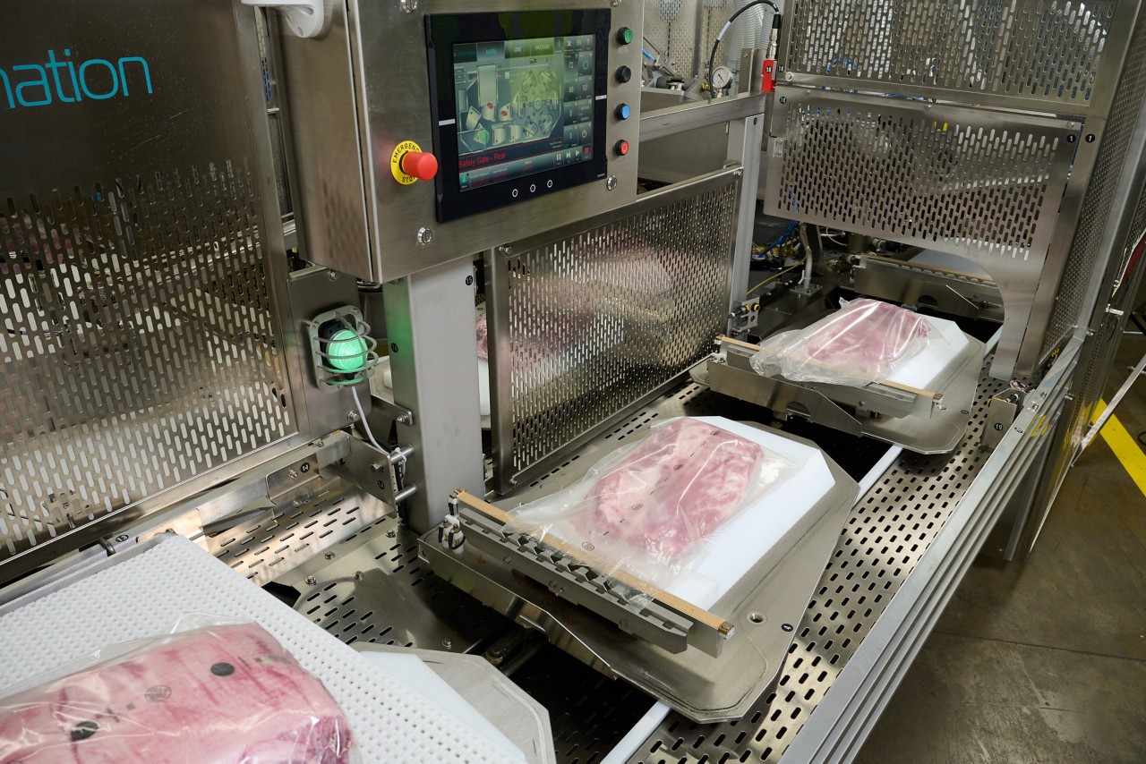 Proteins Automation Auto Assist robot with vacuum sealed meat