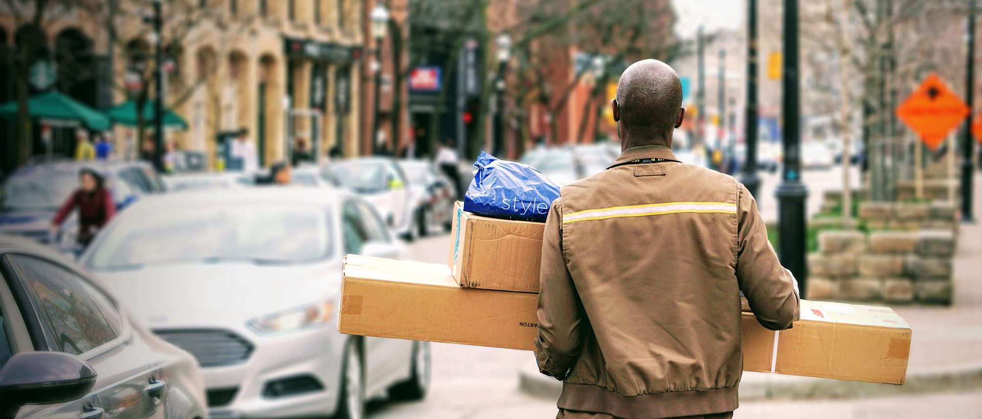 Trabajador de UPS entregando paquetes