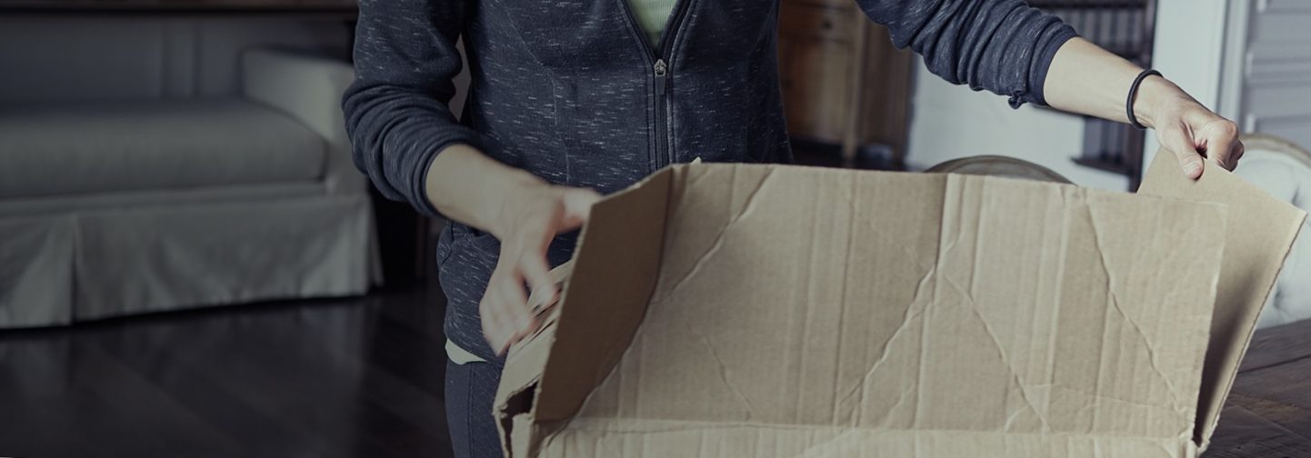 Frau trägt eine beschädigte Verpackung