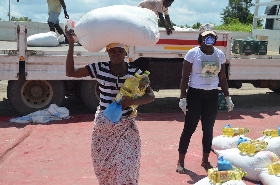 Uma mulher coleta a bolsa mensal de alimentos no Centro de Reassentamento Savane, em Moçambique.