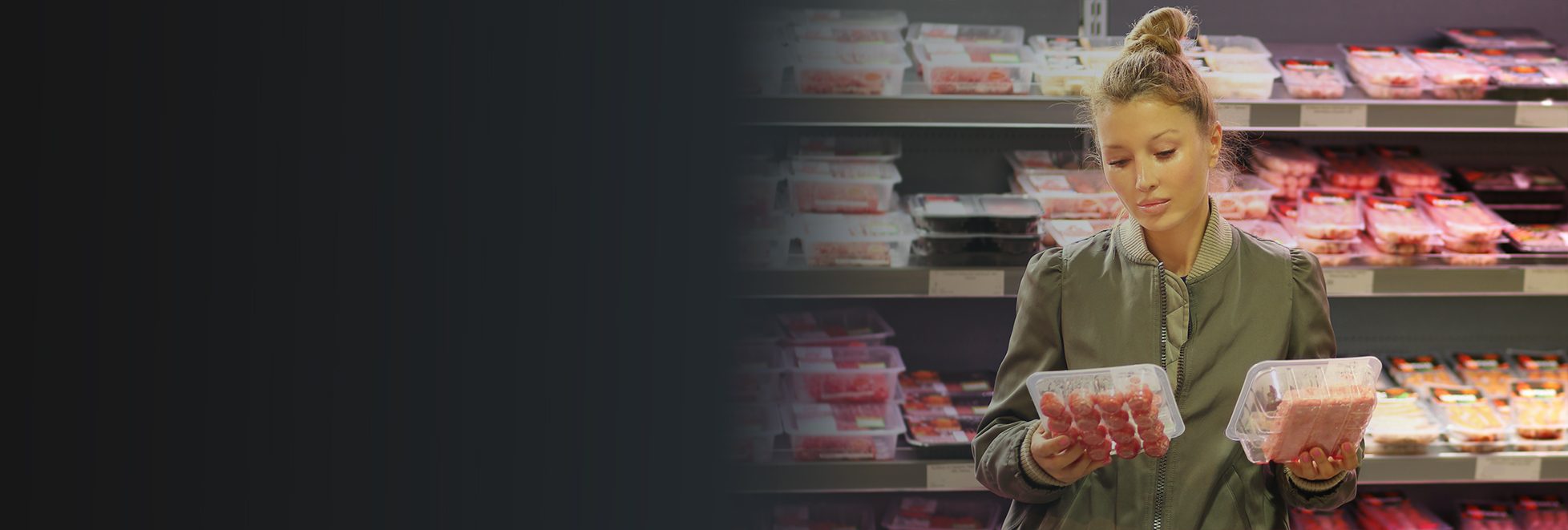 donna che acquista carne in imballaggio case ready al supermercato