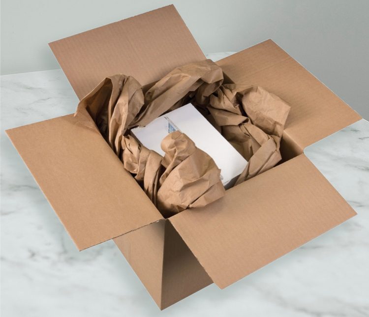 caja con llenado de espacios vacíos de papel reciclable