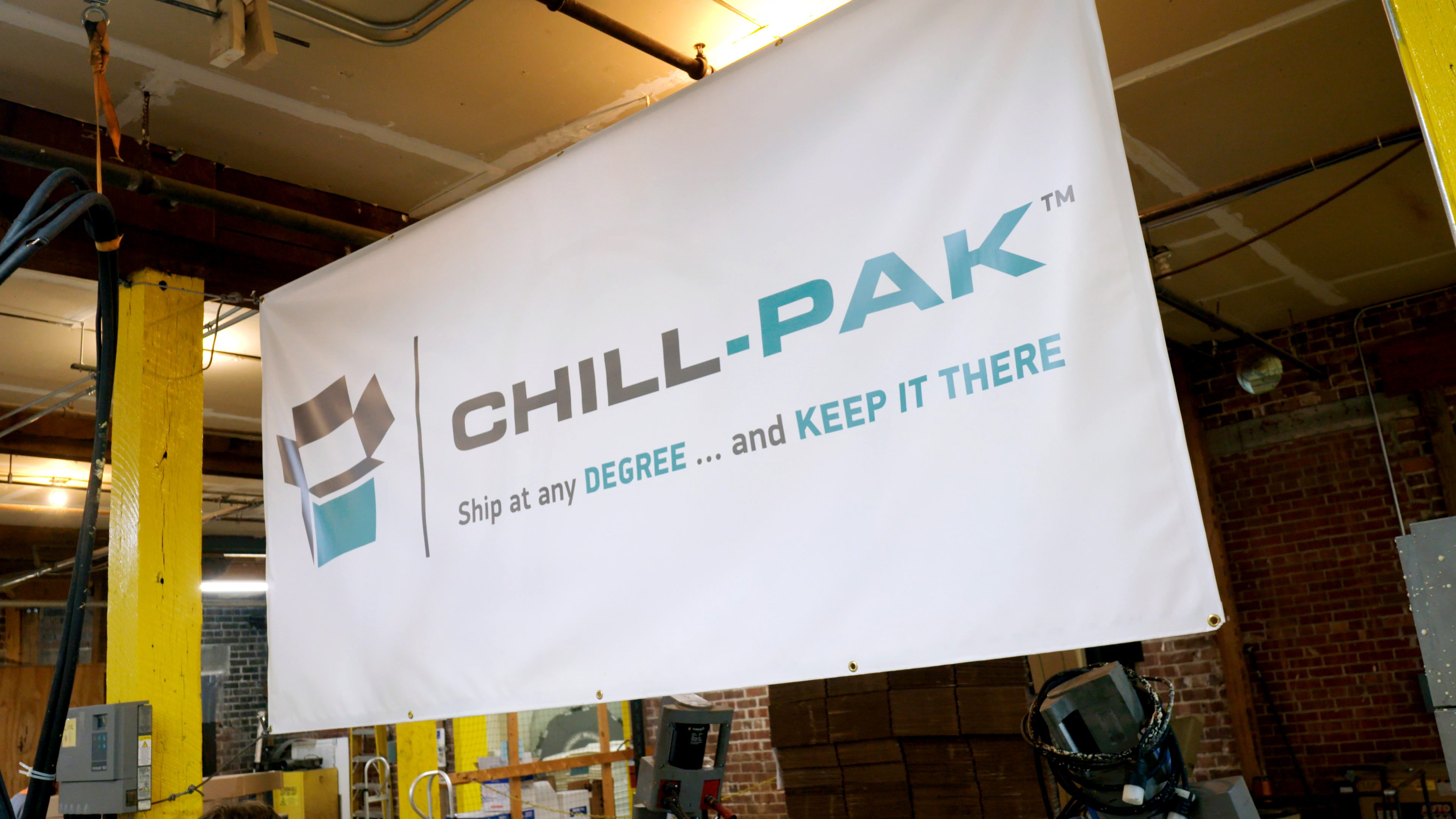 Pancarta de Chill-Pak dentro de un almacén en el que se fabrican contenedores para la COVID-19