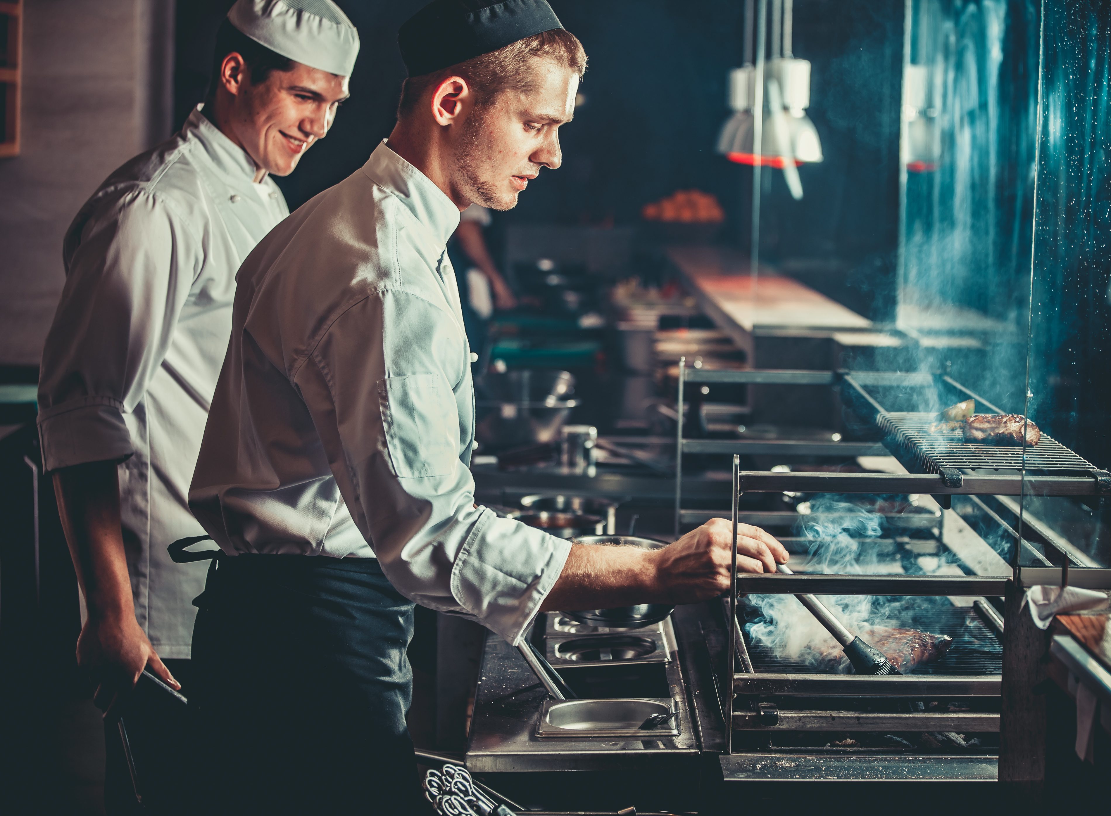cocineros de línea en un restaurante