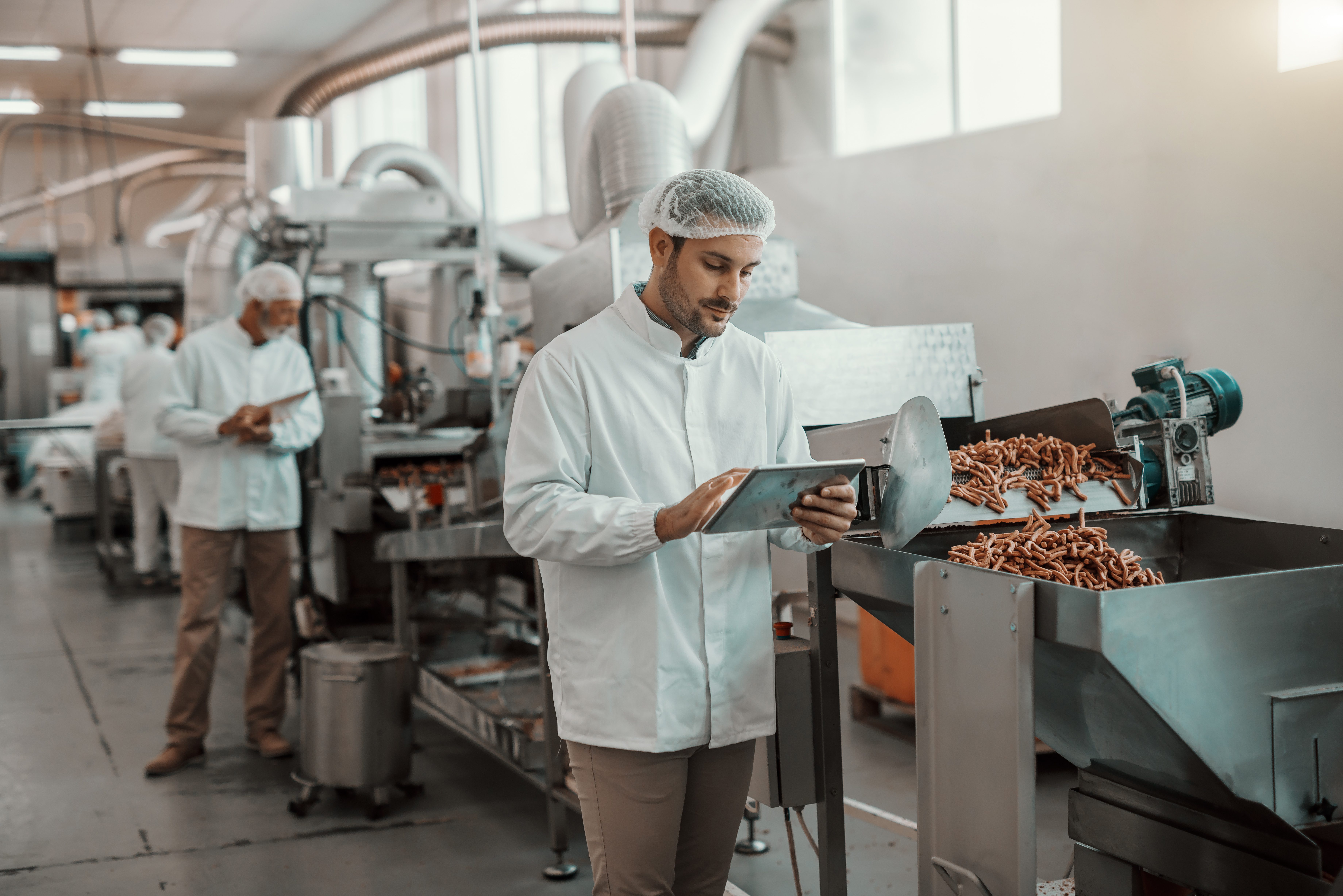 hombre trabajando en una planta de fabricación de alimentos