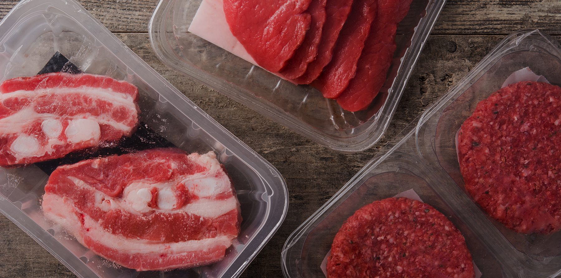 personne achetant de la viande dans un emballage case-ready