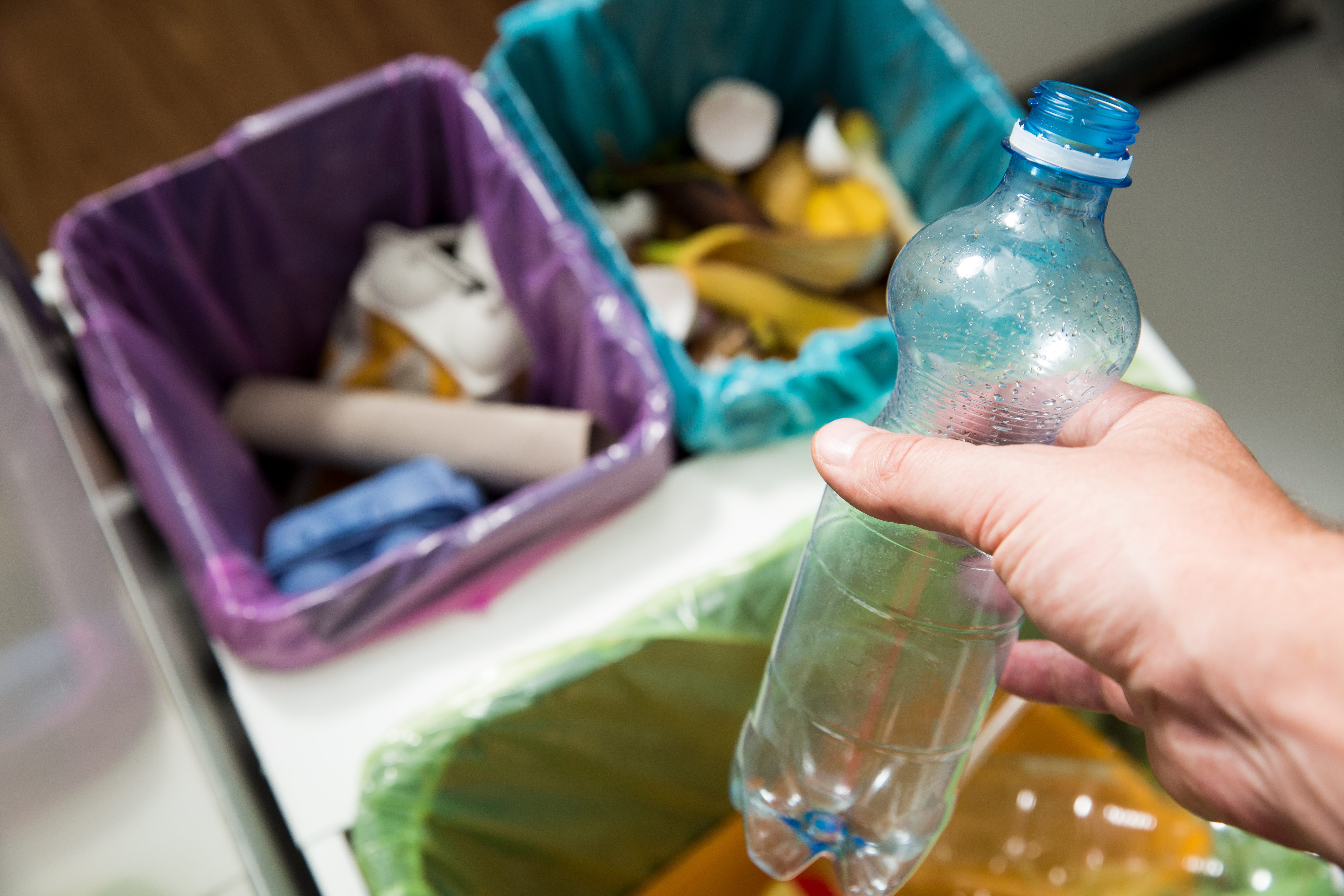 botella de agua en proceso de reciclaje