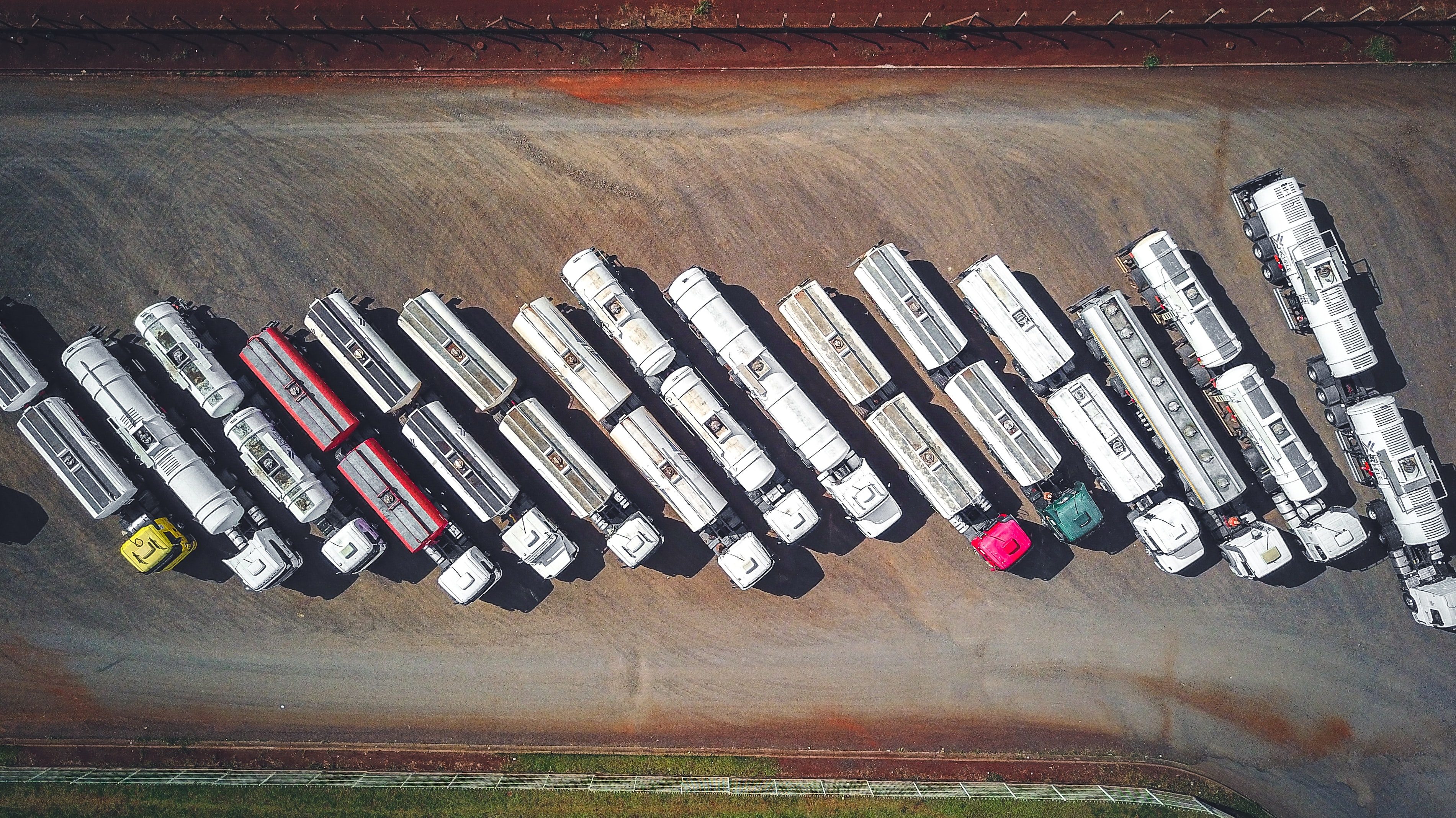 Caminhão semirreboque estacionado em uma fila