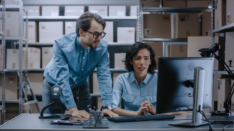 Empleados mirando un ordenador para estudiar diseños de envase