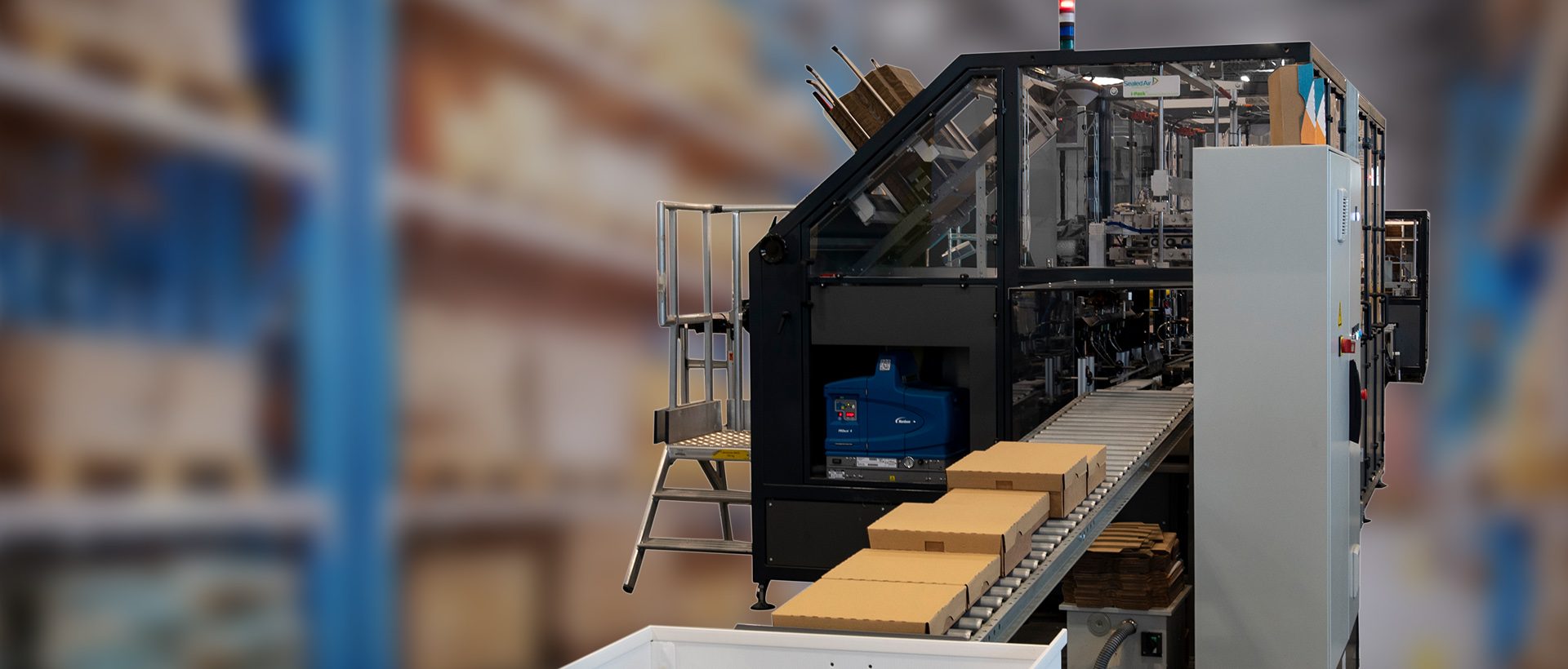 Systèmes de mise en carton automatisée avec emballage de protection