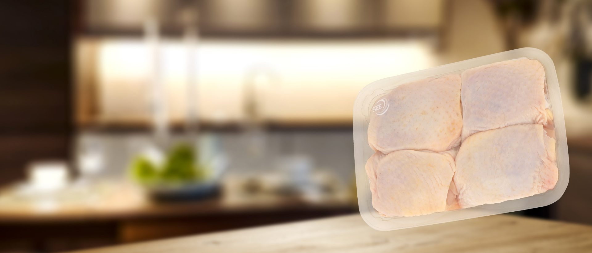 Film de suremballage SES de la marque CRYOVAC sur des cuisses de poulet en barquettes transparentes