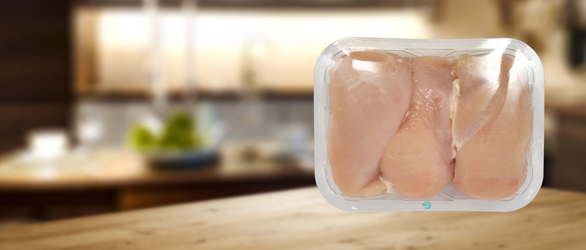 Bandeja transparente pré-formada CRYOVAC com filme de revestimento sobre peitos de frango