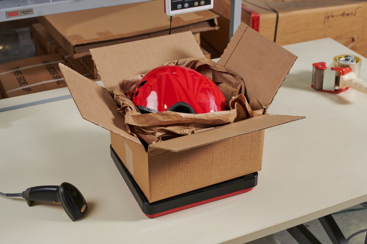 Productos deportivos en una caja con papel