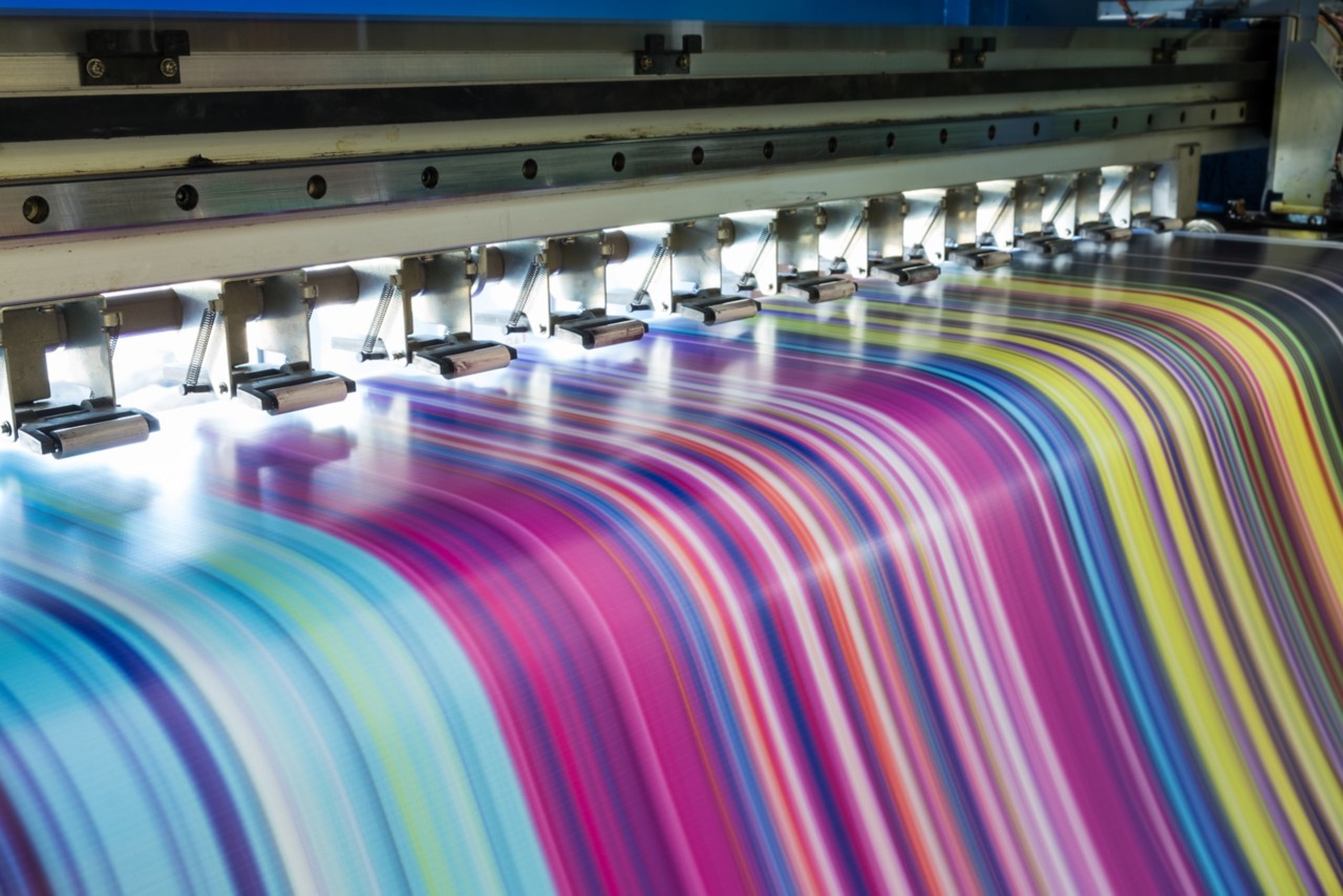 Impresora Inget de gran formato que trabaja con cmyk multicolor en una lámina de vinilo