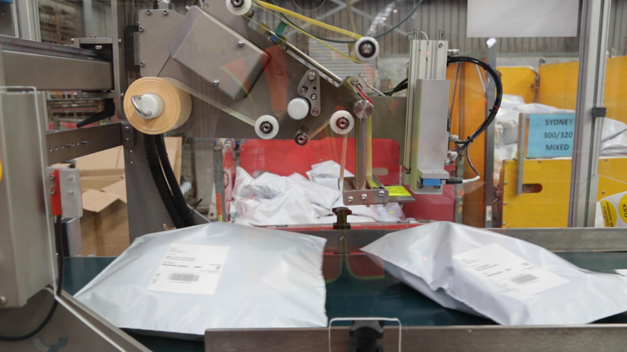 Autobag FloWrap(R) automated mailer machine